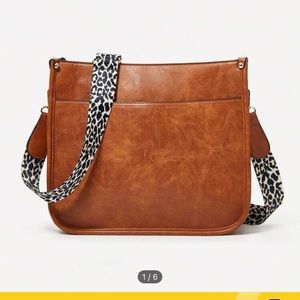 🤩🤩New Brown crossbody saddle bag with animal print trap.